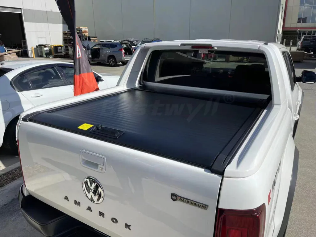 Manual tonneau cover for Amarok