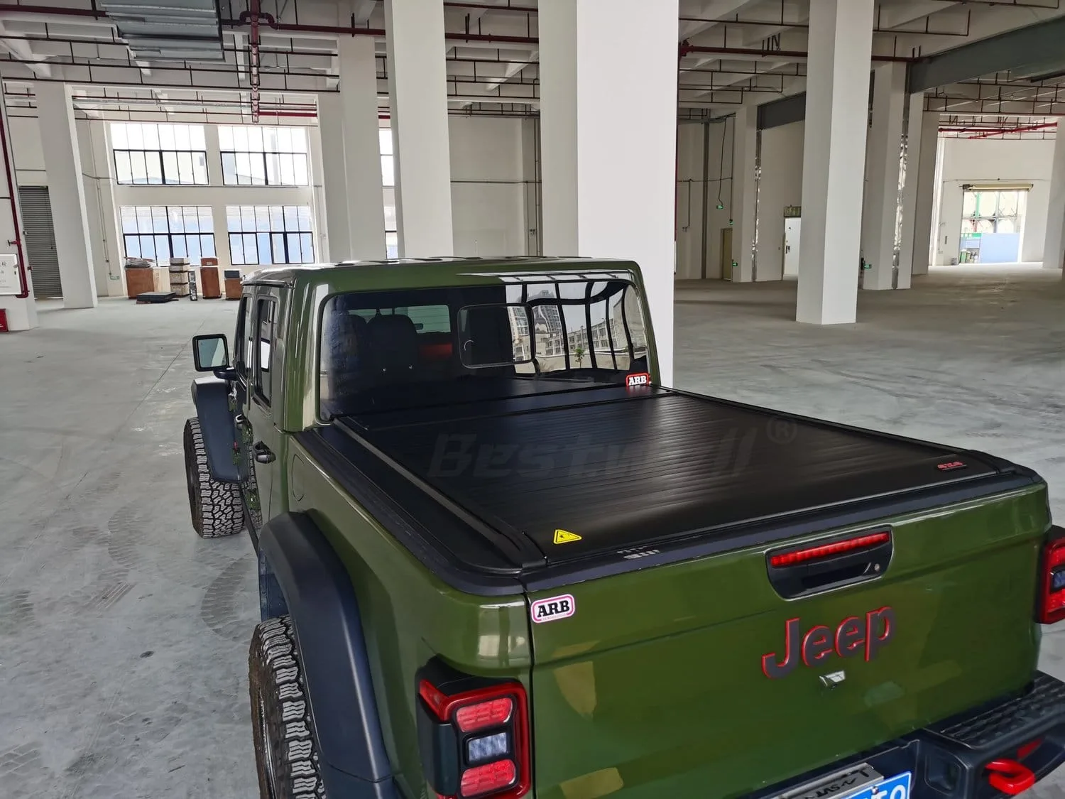 Electric truck bed cover for Jeep Gladiator