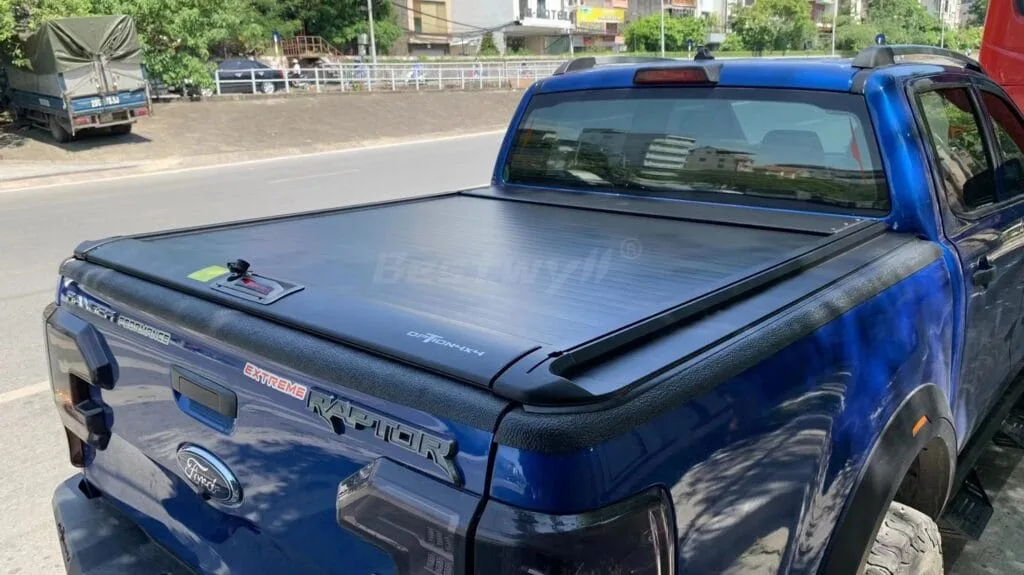Aluminum retractable truck bed cover for Ford