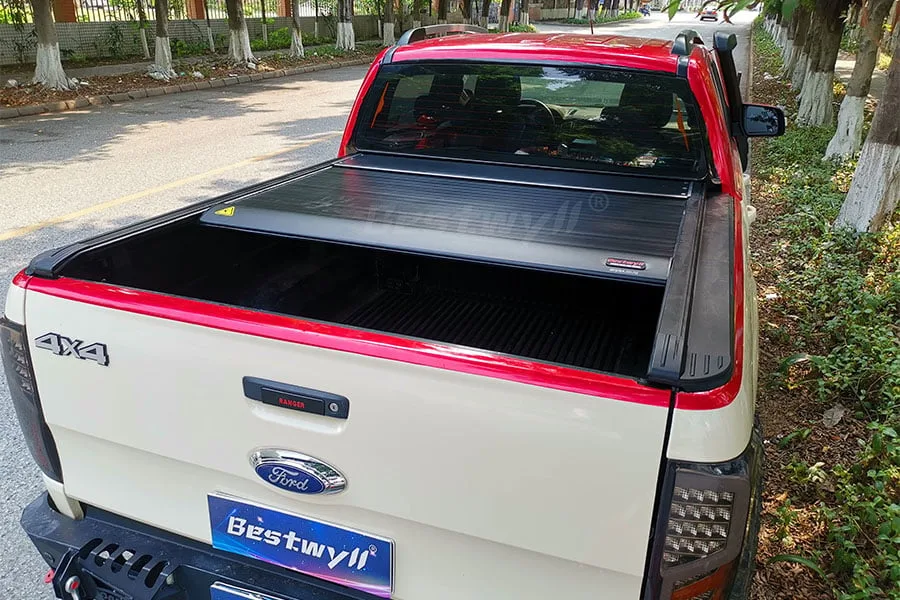Elektrikli kamyon kasası kapağı kısmen açık