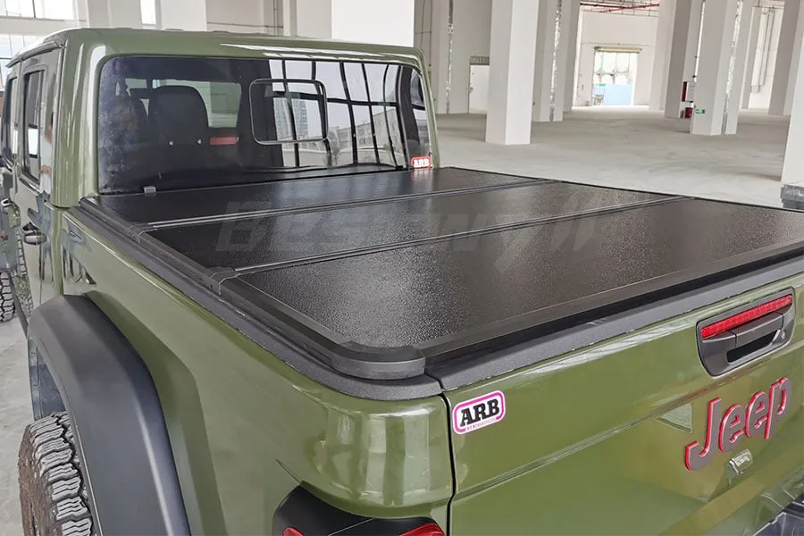 Hard tri-fold tonneau cover for Jeep Gladiator