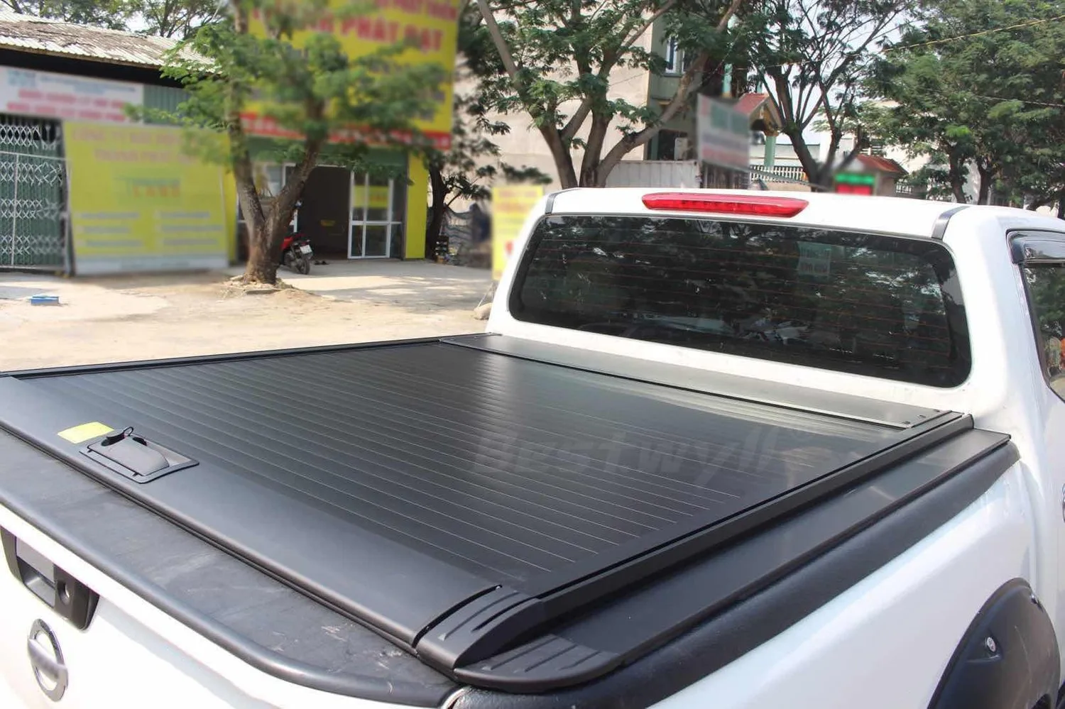 Manual retractable truck bed cover