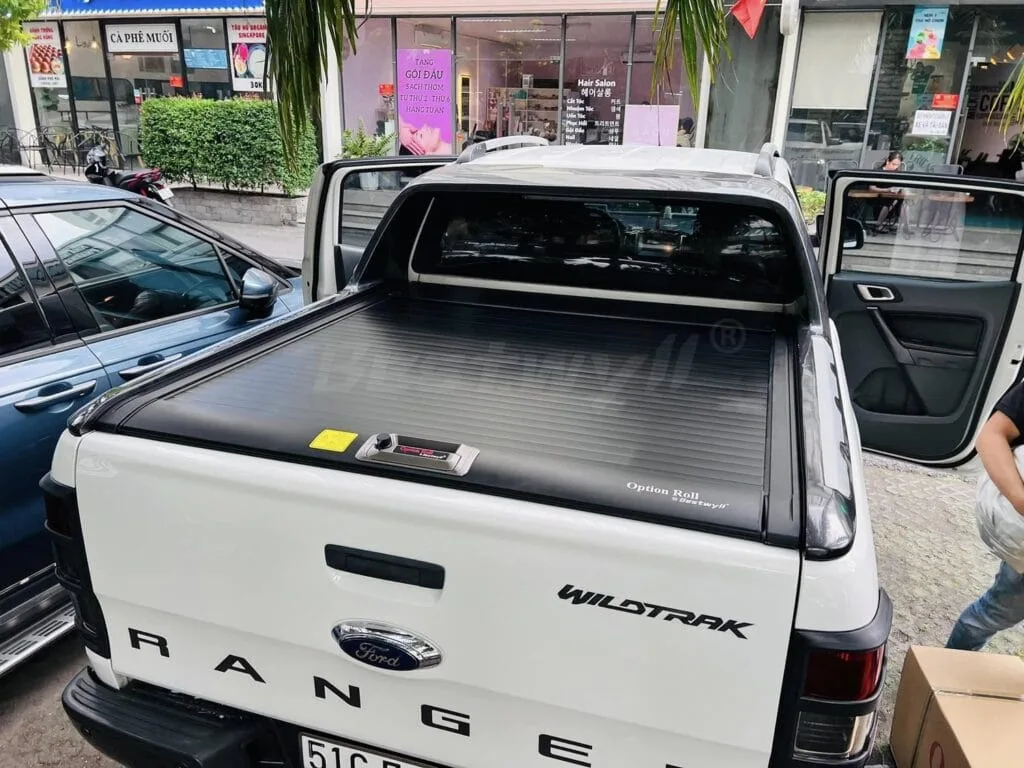 Manual retractable truck bed cover for Volkswagen Amarok