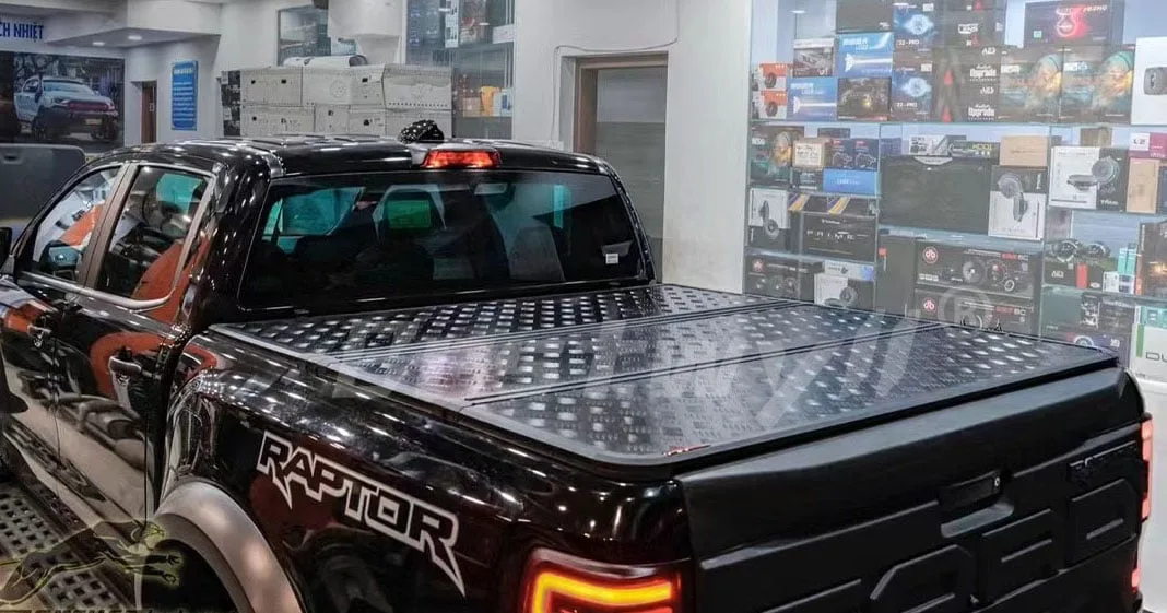 Hard tri-fold tonneau cover
