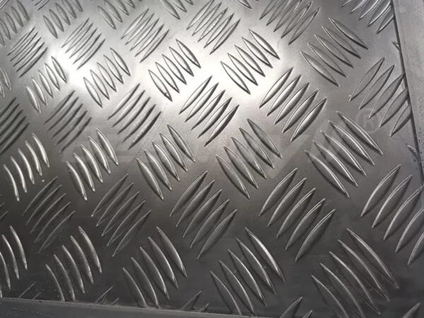 Hard tri-fold tonneau cover for pickup truck