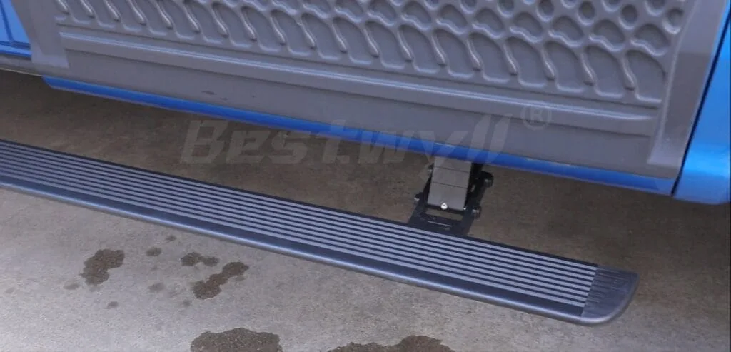 Automatic side steps for truck