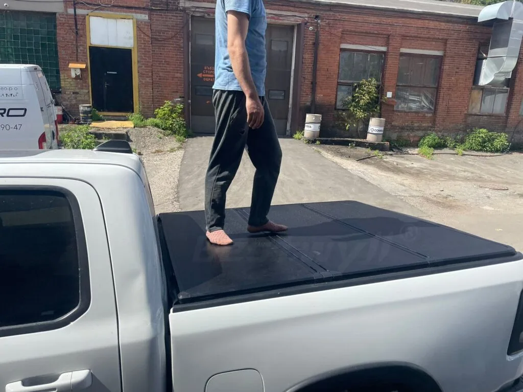 承重力强的三折式货厢盖