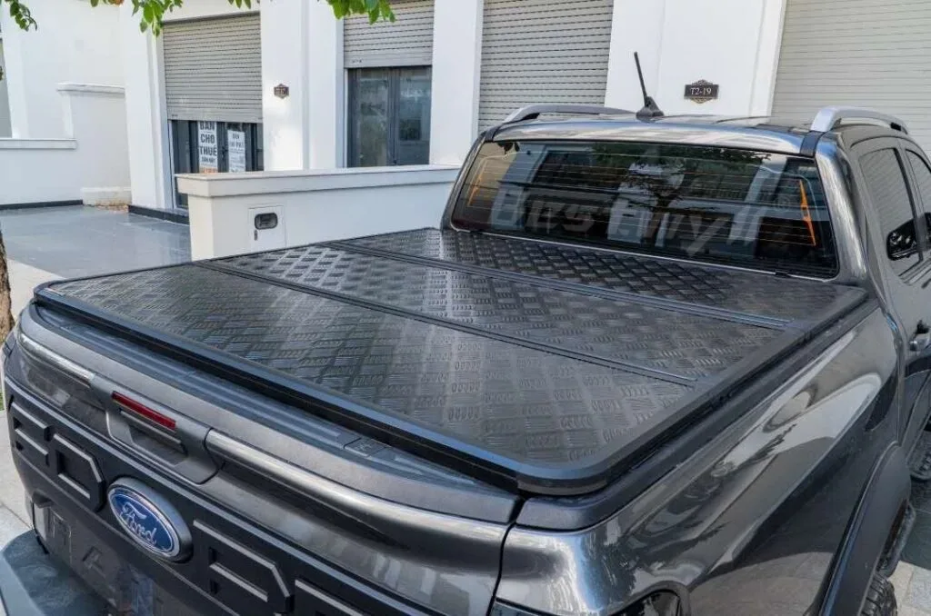 Tri-fold tonneau cover for Ford Ranger