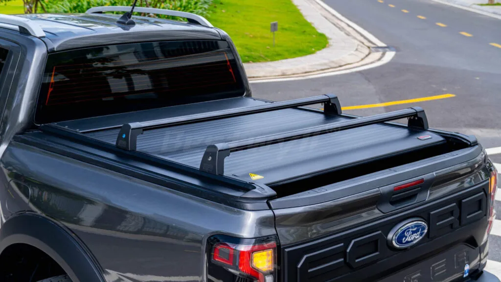 Aluminum cross bar for pickup truck