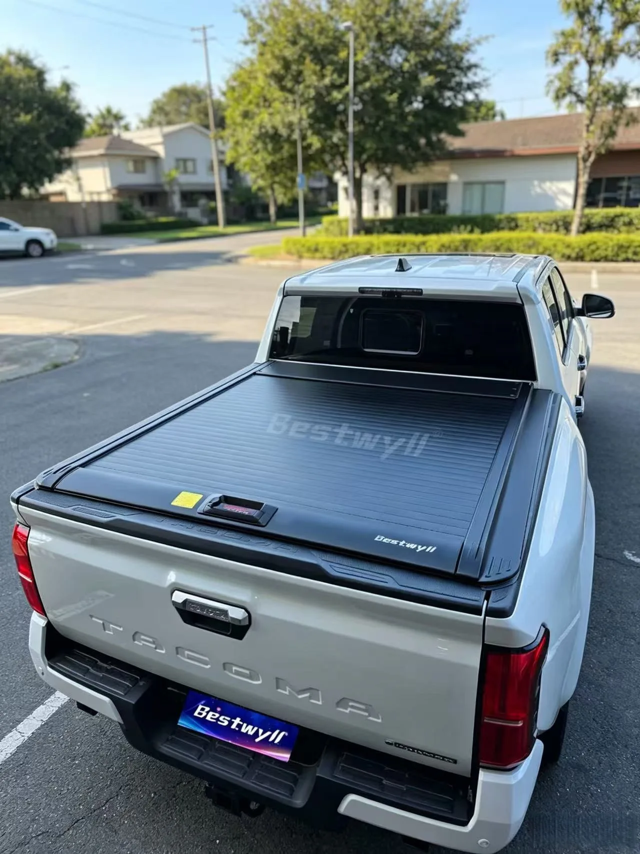 Toyota Tacoma lockable tonneau cover