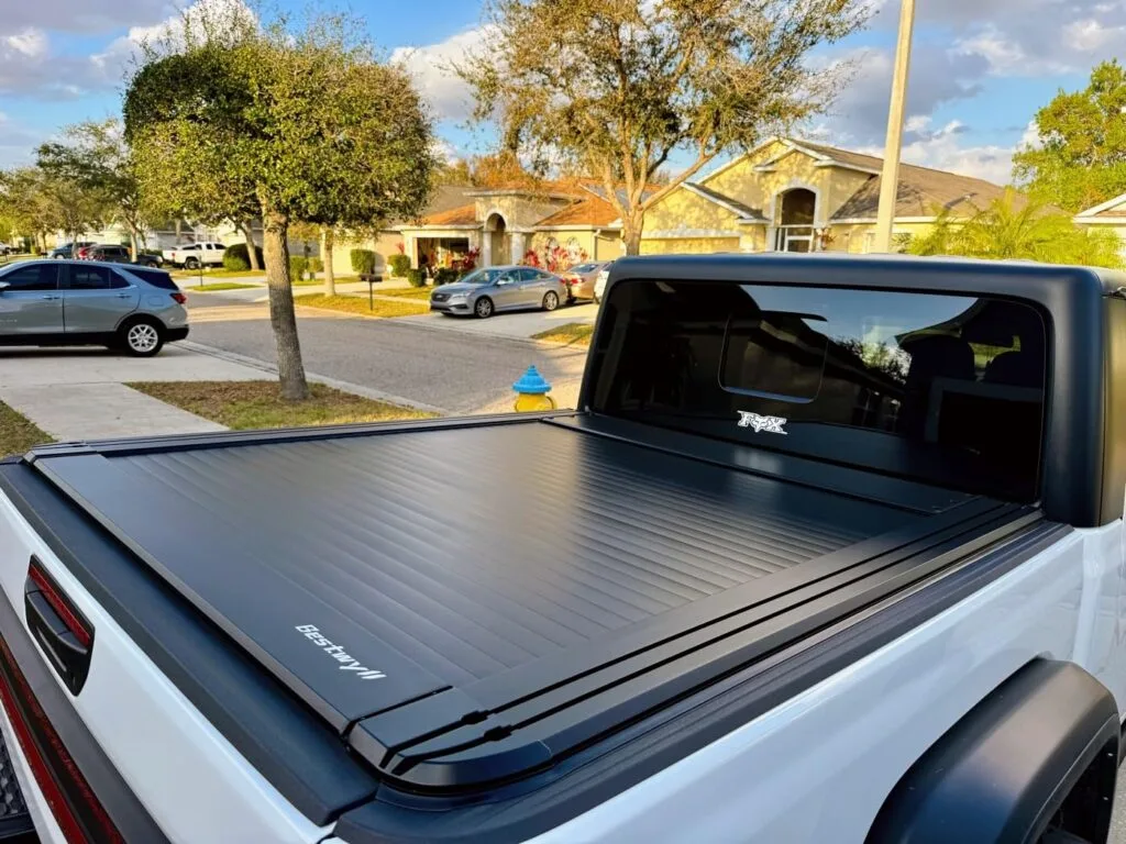 Electric retractable tonneau cover for Jeep